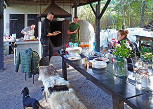 Frokost ved udekøkkenet.